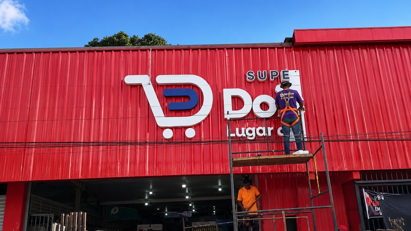 Instalação de letreiro em fachada de supermercado