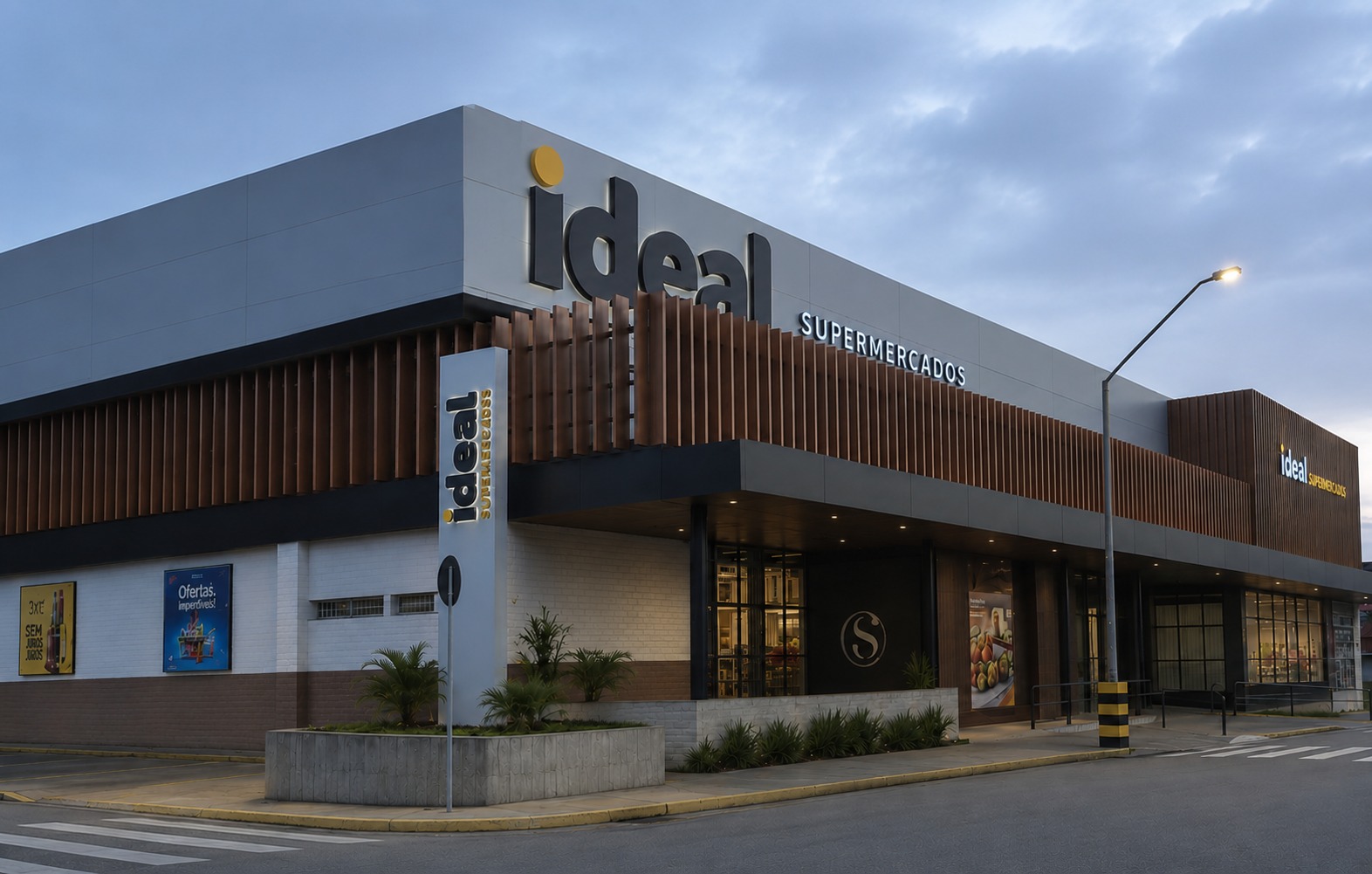 Fachada do Ideal Supermercados com letras caixa iluminadas